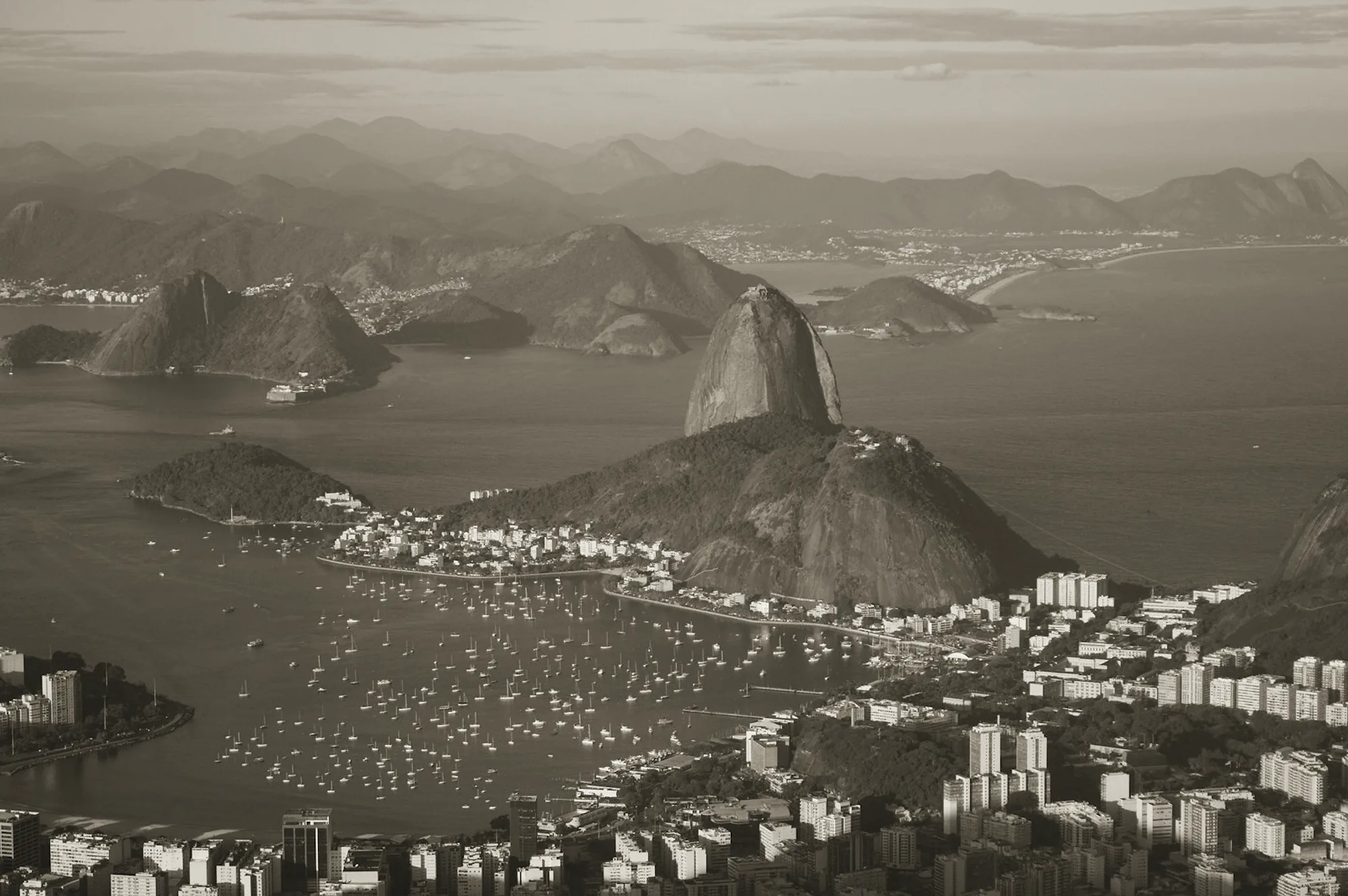 Vista aérea da Baía de Guanabara com o Pão de Açúcar e a enseada de Botafogo, no Rio de Janeiro.